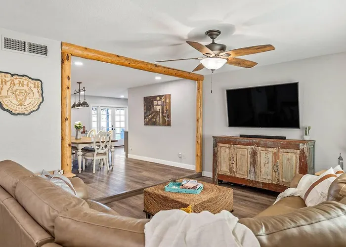 Free Heated Pool!/gorgeous 4 Bedroom Spring Break Holiday home *