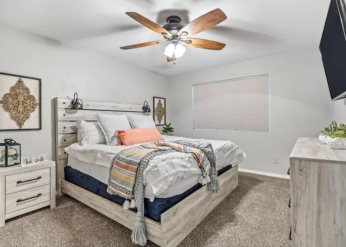 Free Heated Pool!/gorgeous 4 Bedroom Spring Break Holiday home Phoenix